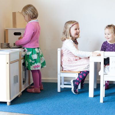 Kinder spielen in der Spielküche